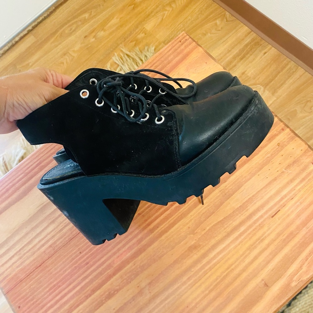 Dividend Black Heeled Lace Up Boots